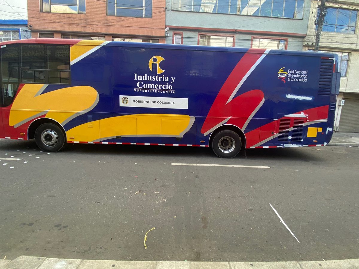 Bus institucional con branding vehicular en vinilo impreso
