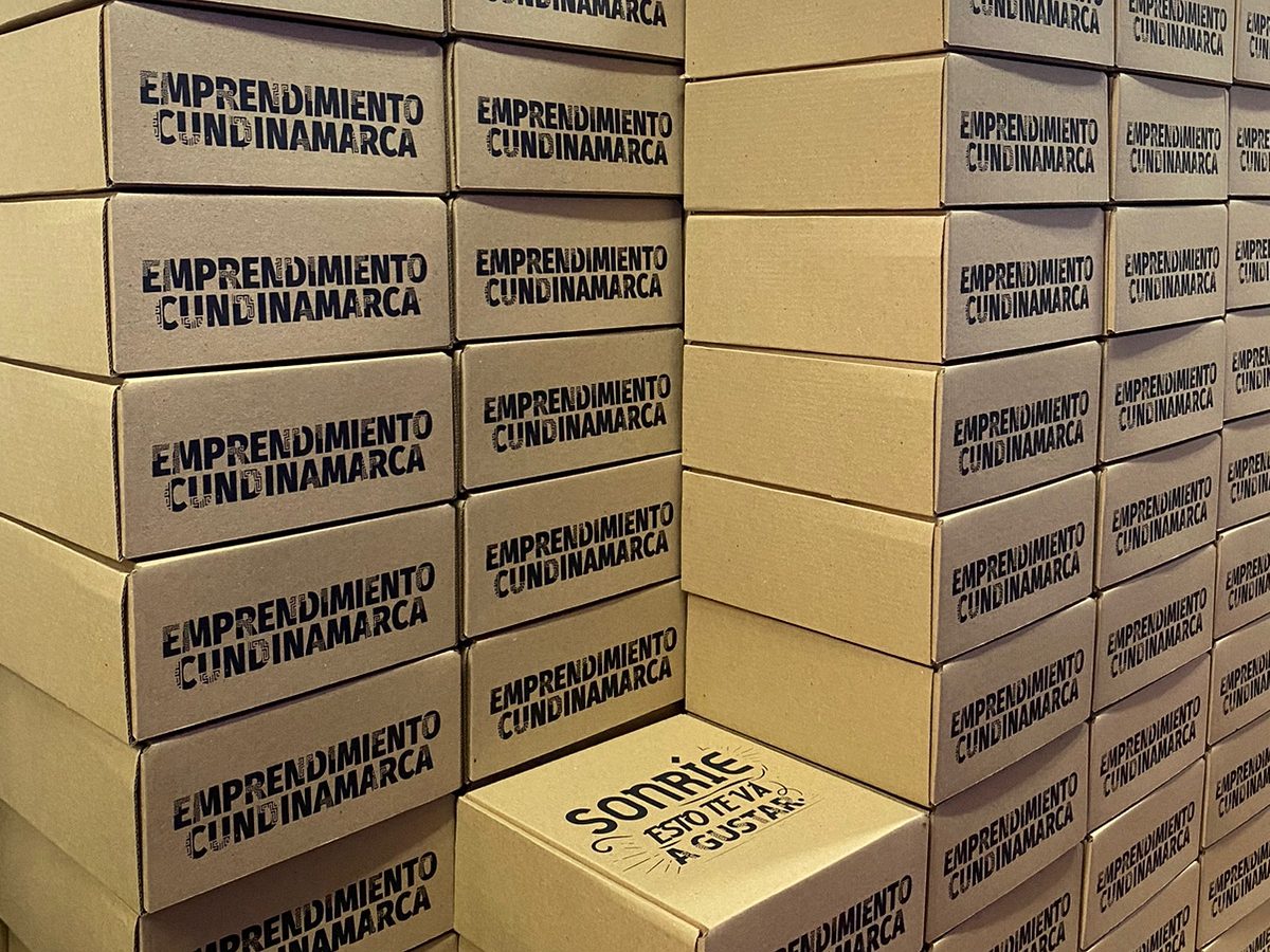 Torres de cajas en cartón kraft impresas a una tinta