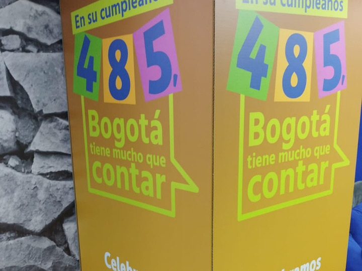 Tótem publicitario impreso sobre material rígido